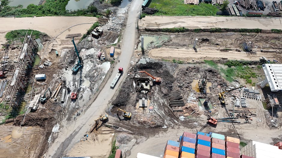 Widok na nowoczesny plac budowy z maszyną wiertniczą wykonującą mikropale fundamentowe