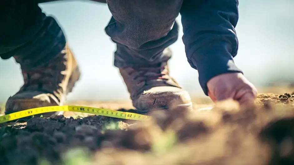 Specjalista wykonujący profesjonalne badania geotechniczne na placu budowy