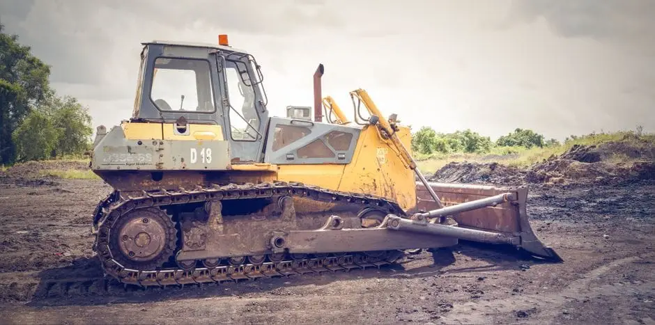 Specjalistyczna wiertnica wykonująca profesjonalne badania geotechniczne na terenie działki budowlanej przed rozpoczęciem prac nad płytą fundamentową
